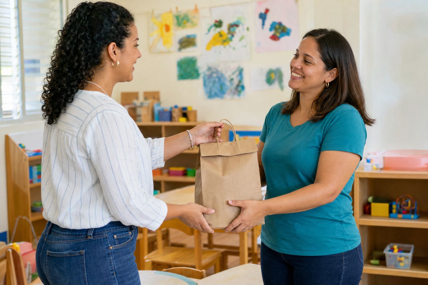 Una madre le entrega a la maestra una bolsa con lo que compró para el salón